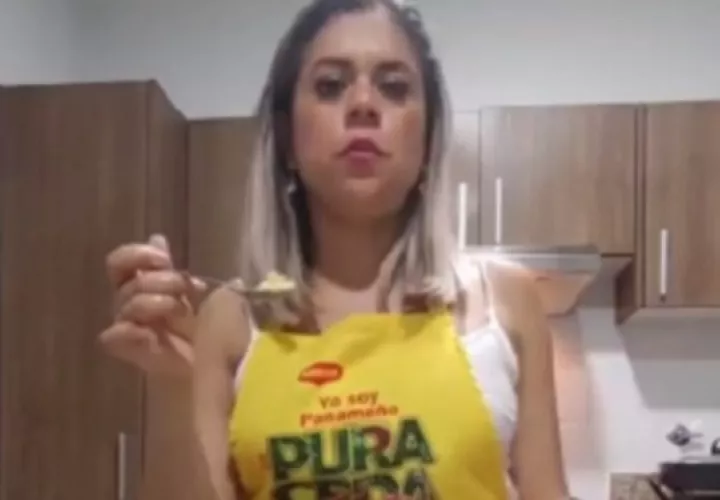 Susan castillo preparó flan casero. Foto: Redes Sociales