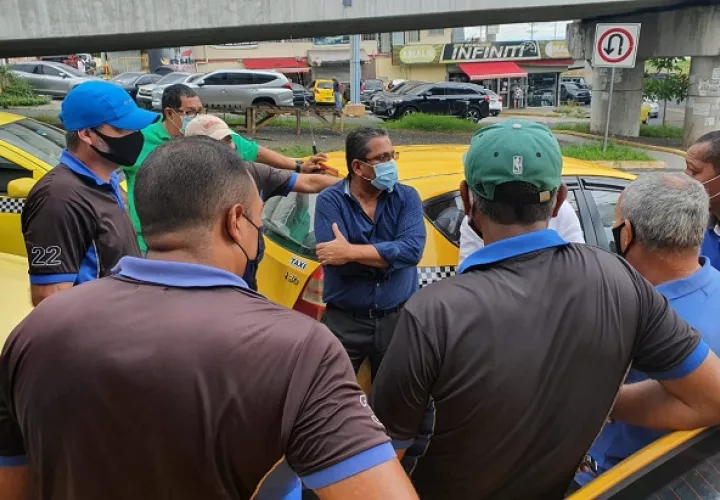 El director de la ATTT, Miguel Martínez (centro), conversó con los taxistas sobre la medida restrictiva para operar. 