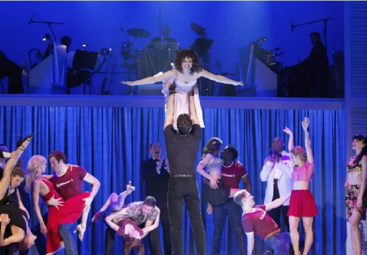 La actriz alemana Anna-Louise Weihrauch (arriba) como Baby y el actor húngaro Mate Gyenei (abajo) durante un ensayo del musical "Dirty Dancing" en Berlín. EFE