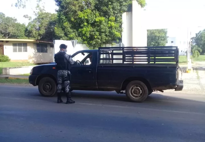 Hay multas que van de $50 a $1,000 para las personas que sean sorprendidas violando la medida de cuarentena o aislamiento domiciliario, por ser caso positivo o contacto directo.
