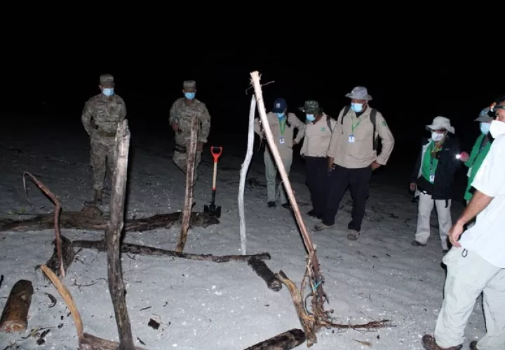 En el operativo nocturno participaron funcionarios de MiAmbiente, miembros del Senan y voluntarios residentes de playa Caracol.