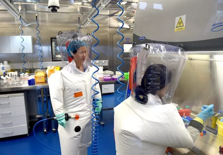 Los resultados de la segunda fase de los ensayos clínicos de la vacuna demostraron que es segura e induce respuesta inmune contra el coronavirus, de acuerdo con una investigación publicada a finales de julio en la revista The Lancet.