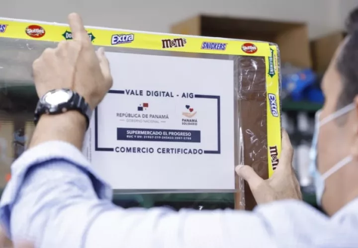La dinámica del canje del Vale Digital en las abarroterías inicia cuando el dependiente escanea la cédula del ciudadano para cobrar del saldo disponible, los productos adquiridos en la tiennda. La aplicación no permite digitar el número.