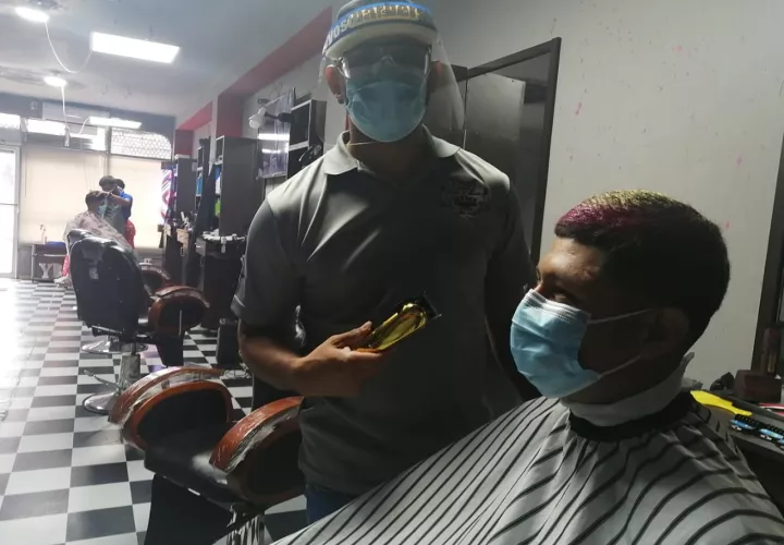 Son muchas las personas que estaban necesitando de estos servicios de cortes de cabello y de belleza en general .