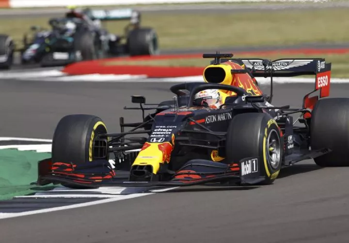 Max Verstappen empleó una mejor estrategia con sus neumáticos, que al final le permitió cosechar los frutos. EFE