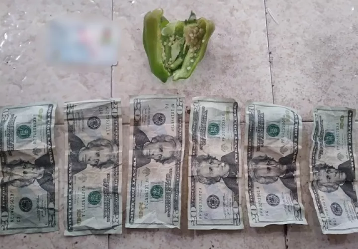 La mujer colocó dentro del ají seis billetes de 20 dólares.