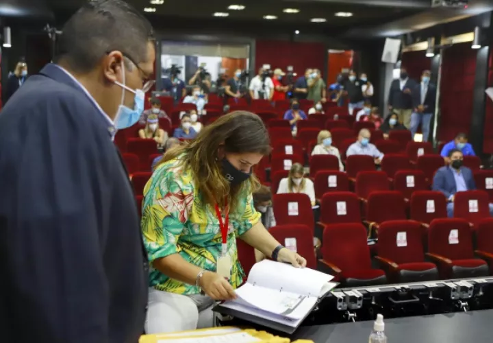 Entrega de sobres en la Presidencia de la República. 