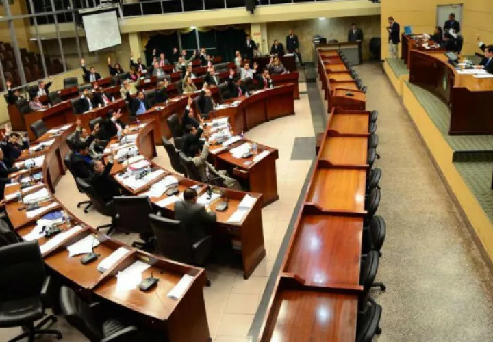 El diputado del Partido Revolucionario Democrático (PRD), Javier Sucre, presentó hoy ante el Pleno de la Asamblea Nacional esta iniciativa que busca la sanción para los ciudadanos que se dedican a este tipo de prácticas.