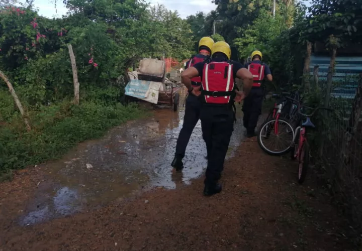 Del lado de Chitré, se informó que una residencia, en la que habitaban cinco adultos, se vio afectada y a que el agua subió hasta la altura de las ventanas, provocando la pérdida total de los enseres de los habitantes,