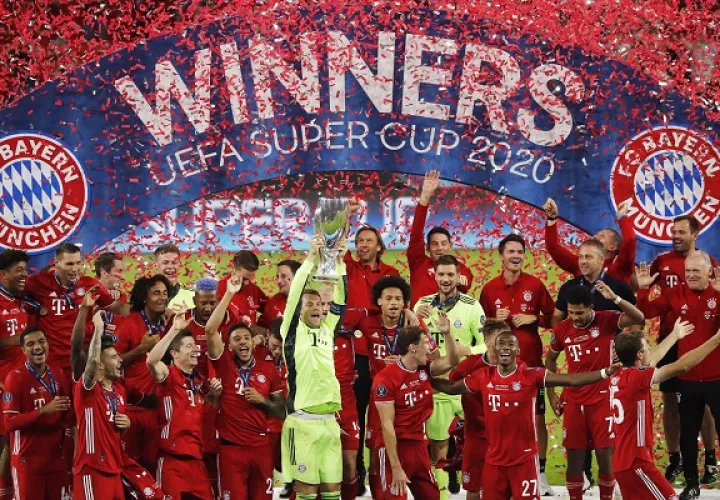 Manuel Nauer levanta el título de la Supercopa de Europa. Foto:EFE