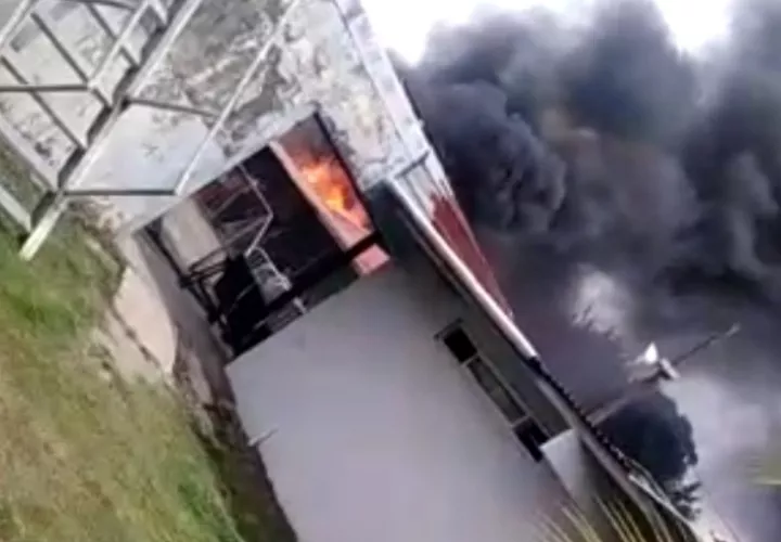 El incendio ocurrió en el área del depósito de la estación policial.