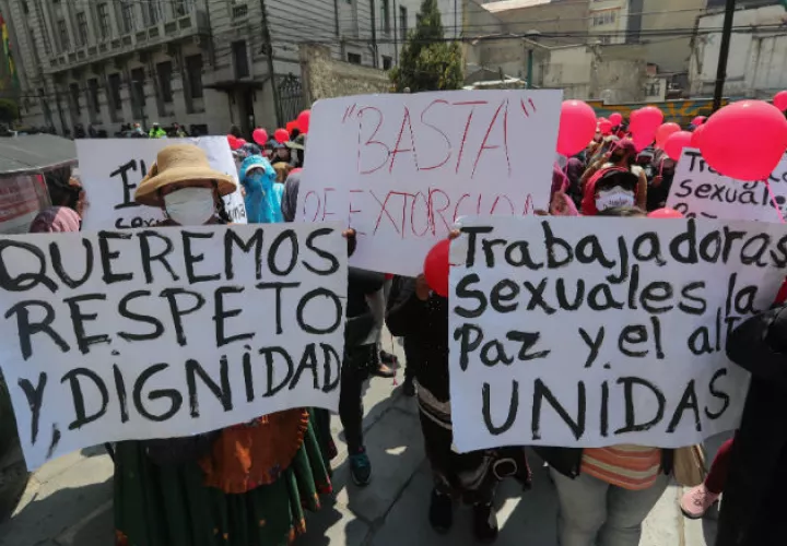 Las mujeres marcharon, muchas cubiertas de la cara, portando globos rojos y algunas vestidas enteramente de este color. Fotos: EFE.