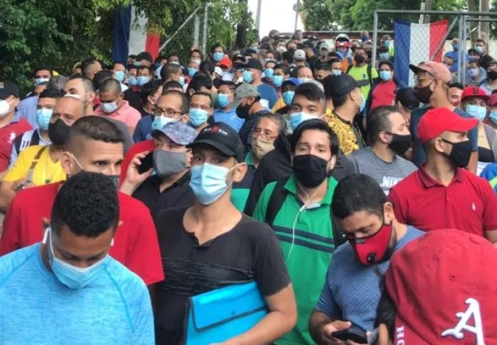 Desde las 3:00 a.m. aseguran los residentes que estaban esperando afuera de la escuela Puerto Rico.