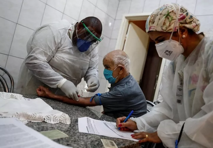 La investigación, que realizó pruebas de diagnóstico molecular en 3,000 personas, incluye a otros pacientes, en la mayoría profesionales de la salud, que nunca más sintieron síntomas y siguieron portando el virus activo por varios días. FOTO/EFE