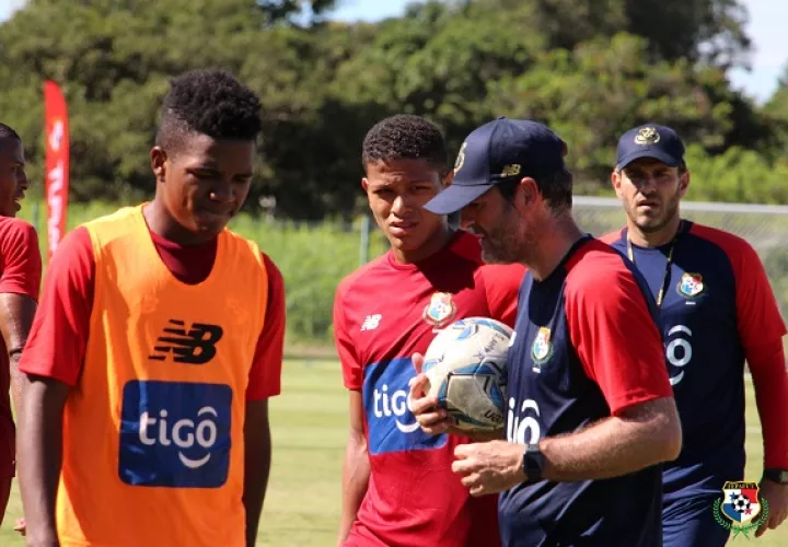 Thomas Christiansen da algunas instrucciones a los jugadores en uno de los entrenamientos de la 'burbuja'. Foto:Fepafut