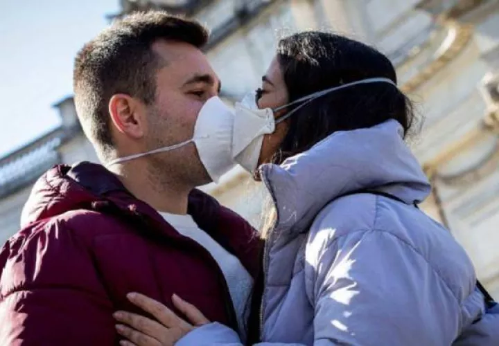 La jefa de la Salud Pública de Canadá recomienda evitar los besos y que se utilice mascarilla.