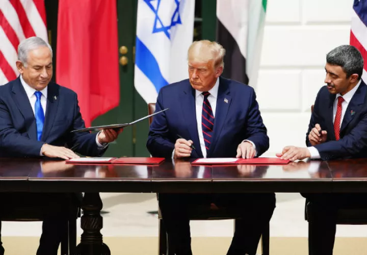 El primer ministro israelí Benjamín Natanyahu (I), el presidente de EE.UU., Donald Trump (C), y el primer ministro de Esteriores de Emiratos Árabes Unidos, Abdulá bin Zayed al Nahyan, durante la firma del acuerdo en la Casa Blanca, Washington. Foto. EFE.