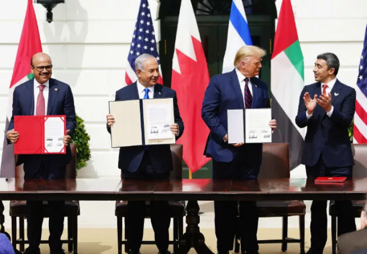 El primer ministro israelí Benjamín Natanyahu (I), el presidente de EE.UU., Donald Trump (C), y el primer ministro de Esteriores de Emiratos Árabes Unidos, Abdulá bin Zayed al Nahyan, durante la firma del acuerdo en la Casa Blanca, Washington. Foto. EFE.
