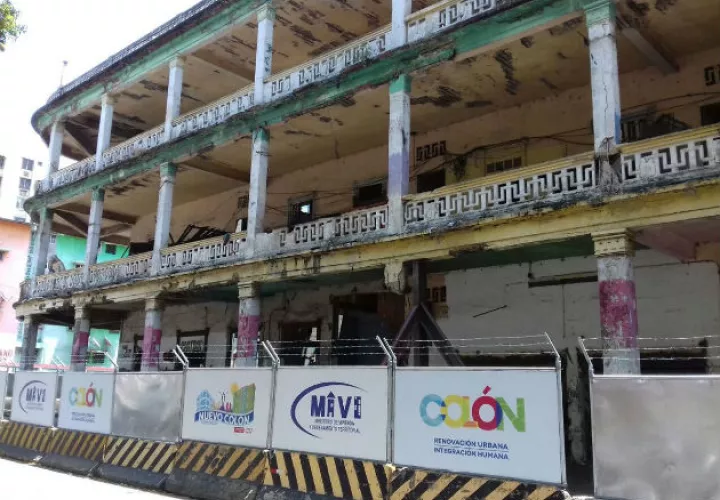  Mientra tanto, el viejo inmuble sigue deteriorándose, solo se han colocado letretos con la imagen de lo que iba a hacer la restauración. Fotos: Diómedes Sánchez.