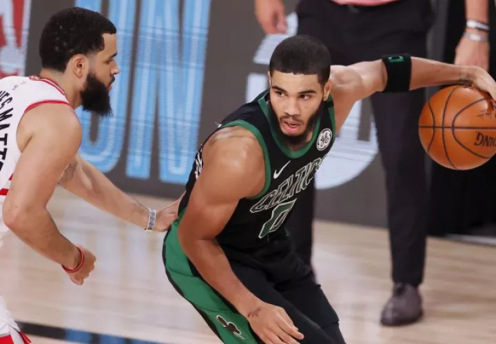 Tatum hizo posible que los Celtics volviesen a las finales . EFE