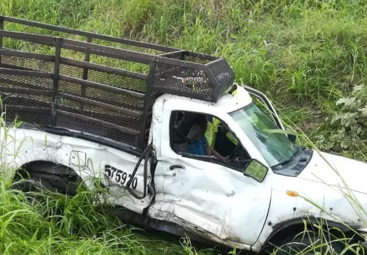 La víctima viajaba en un vehículo pick up, el cual  fue colisionado por el chófer de un camión de reparto de víveres, enviándolo al carril contrario, y es chocado por otro camión de distribución de mercancía.