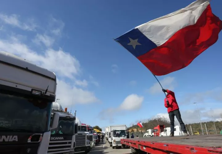 Las actividades más afectadas en Chile fueron los servicios y la construcción. EFE