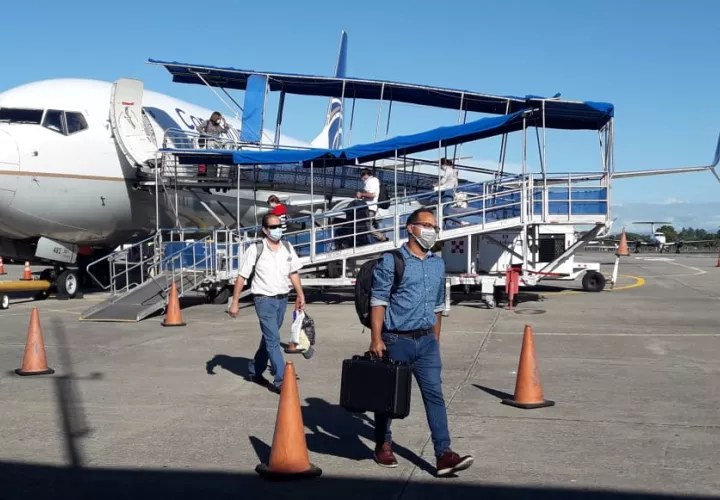 El gerente general de Tocumen S.A., Raffoul Arab, junto al Gobernador de la provincia, Juan Carlos Muñoz, dieron la bienvenida a los pasajeros, además del tradicional baño de las aeronaves que marca el reinicio de operaciones. FOTO/MAYRA MADRID