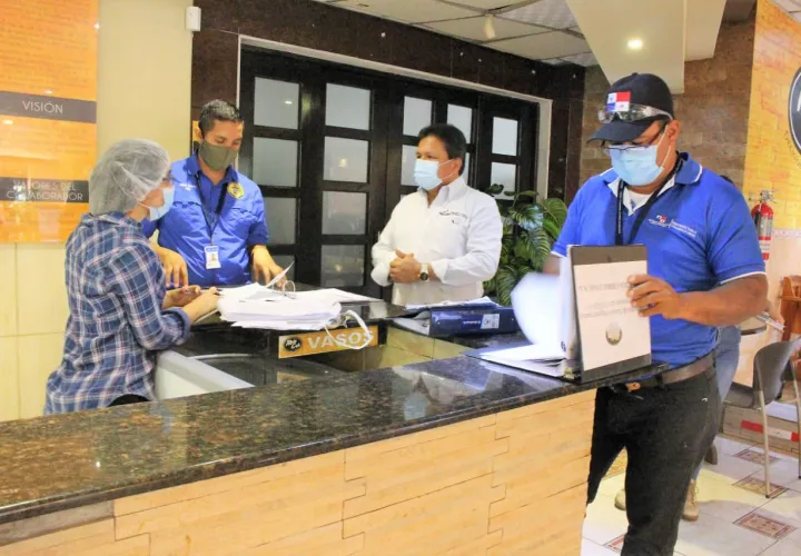 Las inspecciones permiten conocer sobre el terreno que restaurantes abrieron sus puertas y poder orientarles sobre el proceso que deben realizar en el ministerio con el personal que se ha reactivado y que mantenían una condición laboral especial. FOTO/JOSÉ VÁSQUEZ