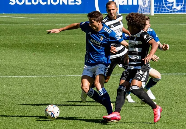 'Coco' Carrasquilla (der.) del Cartagena en el partido ante Real Oviedo. Foto: FC Cartagena