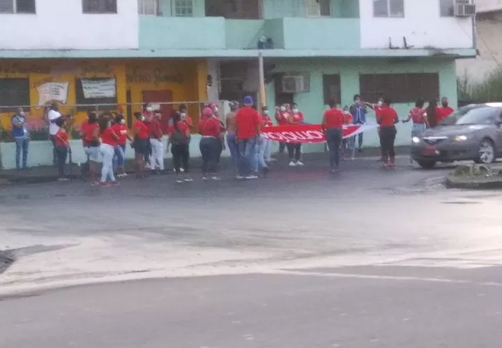 Mujeres de las bases del PRD exigen puestos de trabajo para quienes caminaron durante la campaña. 