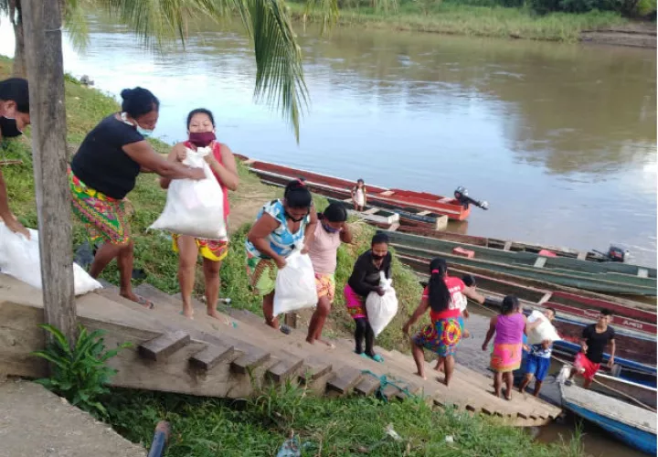 Las Werârâ (mujeres) de Unión Chocó descargando las bolsas de la piragua. Fotos: Cortesía.