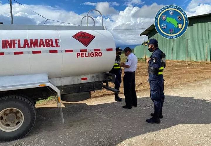 En la inspección, el aprehendido no presentó los documentos de ley para el transporte, ni de compra del líquido.