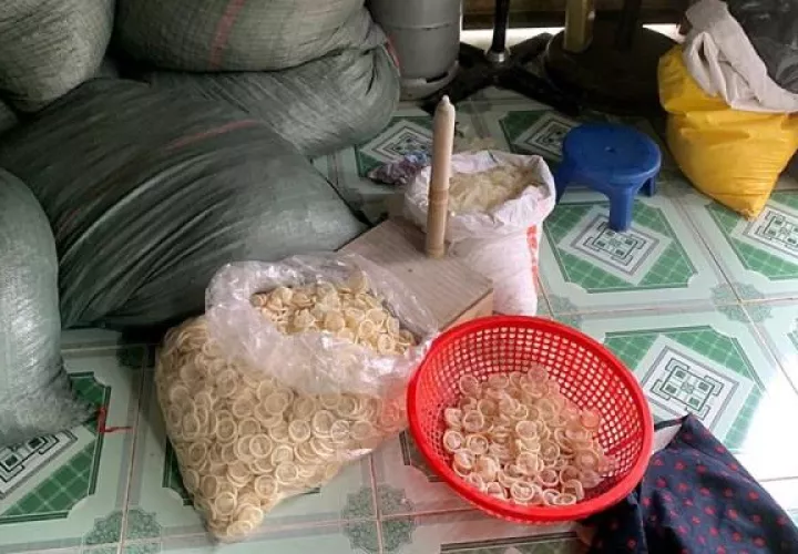 La Policía investiga las posibles ramificaciones de este caso, que expone la inseguridad de los condones vendidos en Vietnam, donde es frecuente la comercialización de preservativos de baja calidad camuflados en paquetes falsos de algunas marcas señeras. FOTO/EFE