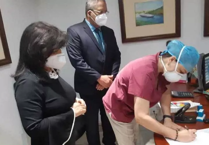 La doctora Ajoortt Lezcano, durante la presentación del documento.