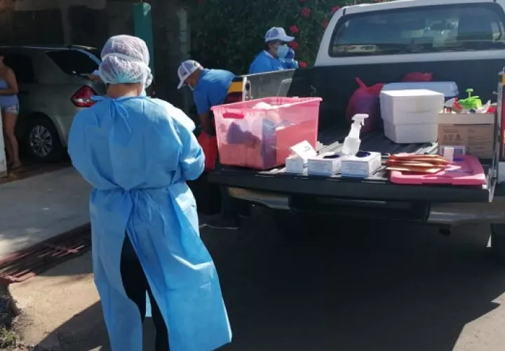 Realizan pruebas de hisopado. 