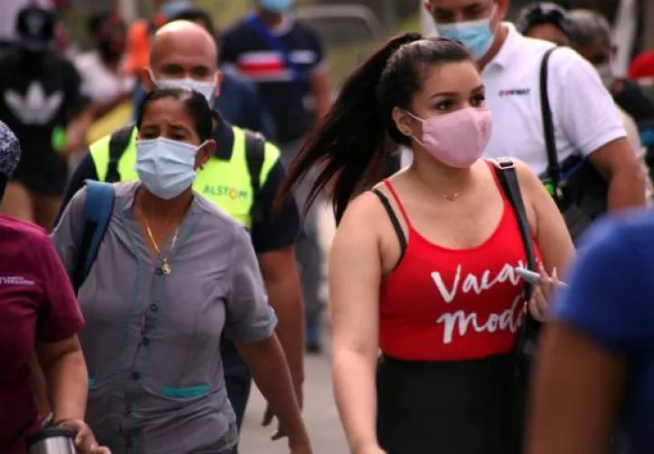 Los casos activos  de COVID-19 suman 25,472. En aislamiento domiciliario se reportan 24,200 personas, de los cuales 23,610 se encuentran en casa y 590 en hoteles.