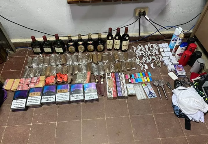 Los artículos prohibidos fueron escondidos en los basureros del perímetro externo de la cárcel La Joyita. Foto cortesía