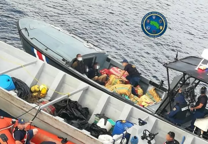 La embarcación tipo lancha con dos motores fuera de borda sin nombre y sin matrícula, fue ubicada en el Pacífico Sur, por embarcaciones patrulleras que zarparon desde la provincia de Puntarenas, frontera con Panamá.