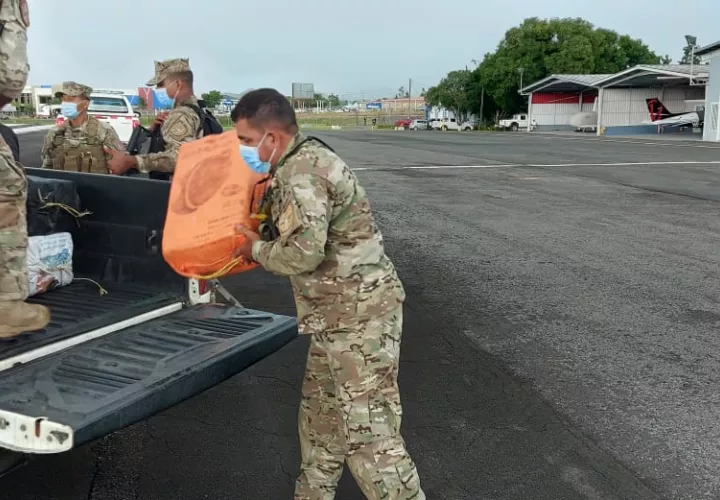 La droga incautada fue trasladada desde Isla Colón en Bocas del Toro, vía aérea hasta la base del Senan en la provincia de Veraguas, dónde unidades de esa entidad procedieron a su conteo y custodia que culminó pasadas las 9:00 de la noche del martes.