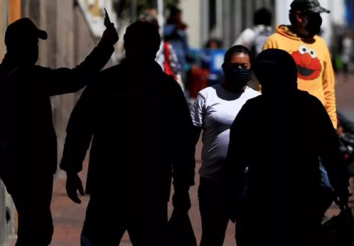 En Ecuador es tradicional velar el cuerpo del recién fallecido antes del enterramiento, lo que se suele realizar en las salas de los servicios funerarios, aunque hay quienes lo hacen en sus hogares. FOTO/EFE