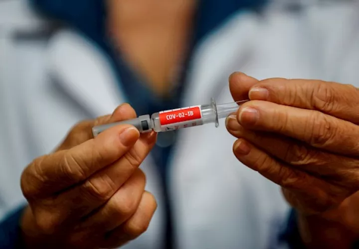 La farmacéutica sueco-británica AstraZeneca anunció que ha paralizado su ensayo clínico de la vacuna candidata con la que experimentaba porque uno de los participantes sufre "una enfermedad potencialmente inexplicable".