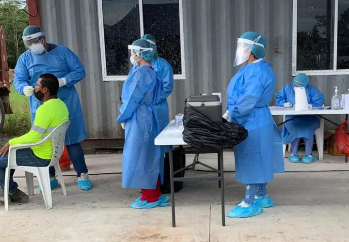 En aislamiento domiciliario se reportan 20,106 personas, de los cuales 19,759 se encuentran en casa y 347 en hoteles. 