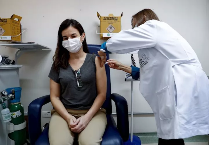 Esta vacuna es una de varias que se están desarrollando en todo el mundo a gran velocidad a fin de contener la pandemia del coronavirus, que ha causado ya más de 28 millones de contagios, superado los 900.000 muertos y está castigando las economías.