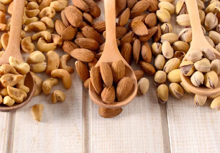 En la imagen un grupo de frutos secos. EFE