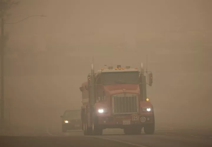 Desde que se iniciaron la mayoría de los fuegos a mediados de agosto, más de una treintena de personas han fallecido en los tres estados de la costa oeste de EE.UU. -California, Oregón y Washington- decenas de miles de vecinos siguen evacuados y hay varias personas desaparecidas.