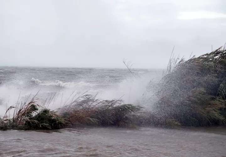El NHC espera que toque tierra el miércoles en algún punto de un tramo del litoral comprendido entre la desembocadura del río Pearl, frontera entre Luisiana y Mississippi, hasta Navarre, en Florida.