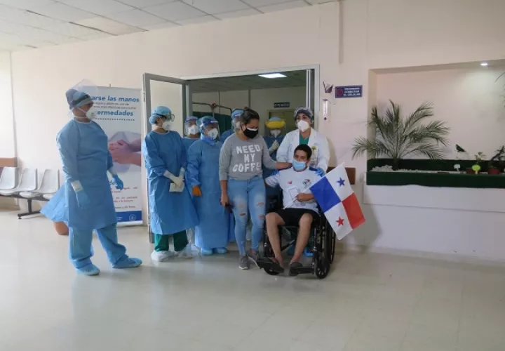 Franklin Sánchez, pudo regresar con su familia, después de haber pasado más de 10 hospitalizado por causa de la COVID-19. FOTO/ERIC MONTENEGRO