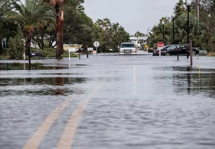Según el Centro Nacional de Huracanes (NHC), él centro de la depresión tropical, que presenta vientos máximos sostenidos de 45 kilómetros por hora, se encontraba a unos 90 kilómetros de Montgomery (Alabama).