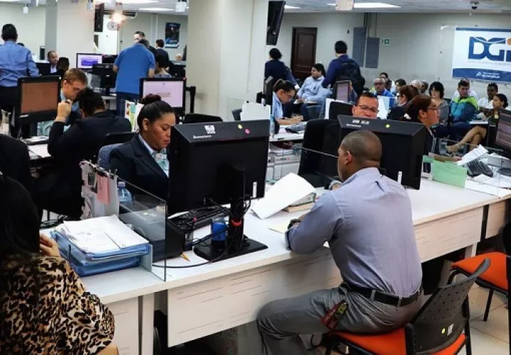 Los impuestos directos disminuyeron en  442.9 millones de dólares, mientras que los impuestos indirectos resultaron en  644.6 millones de dólares menos que el año anterior.