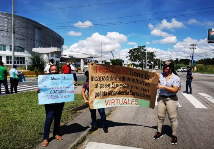 Los instructores cerraron uno de los paños en la vía Tocumen por espacio de 15 minutos y también protestaron afuera de las instalaciones del Inadeh.